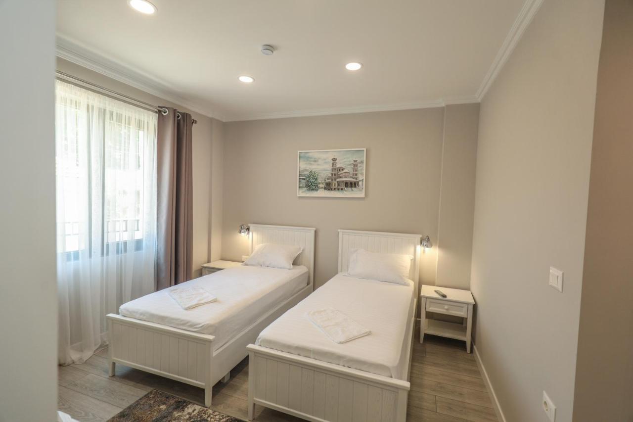 Hotel Peroni Korce Buitenkant foto